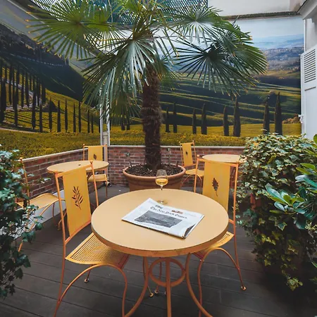 Le Relais Montmartre Paris