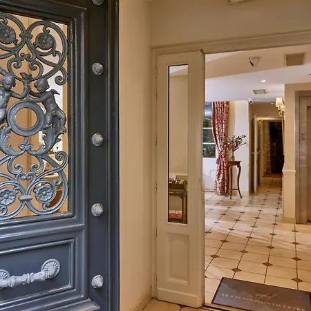 Le Relais Montmartre Hotel 4*