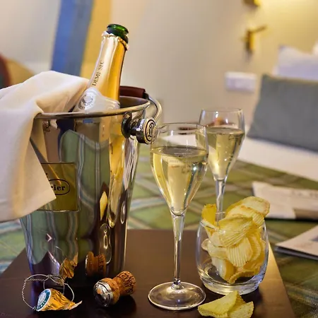 Le Relais Montmartre Hotel 4*